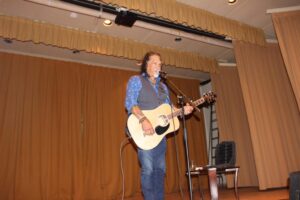 Glenn Skuthorpe entertained with song