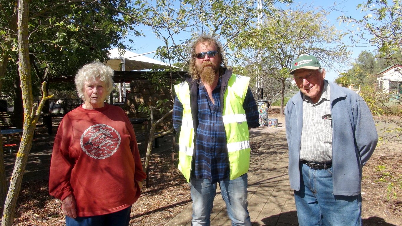 Pam Dutschke & Murray Sauer, Eudunda Gardens Volunteers talk with Regional Council of Goyder Works Manager Lee Wallace about Water and Vandalism.